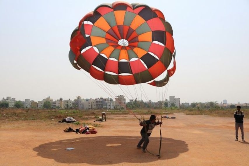 Go Parasailing for a Bird_s Eye View_1